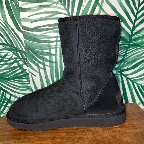 UGG 1016223 Classic Short II Black Sheepskin Boots Women’s 8 - Picture 6 of 12